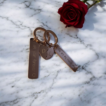 Duo de porte-clés personnalisables – Demi-cœur & mini-plaque gravée – Cadeau romantique