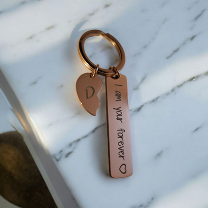 Duo de porte-clés personnalisables – Demi-cœur & mini-plaque gravée – Cadeau romantique