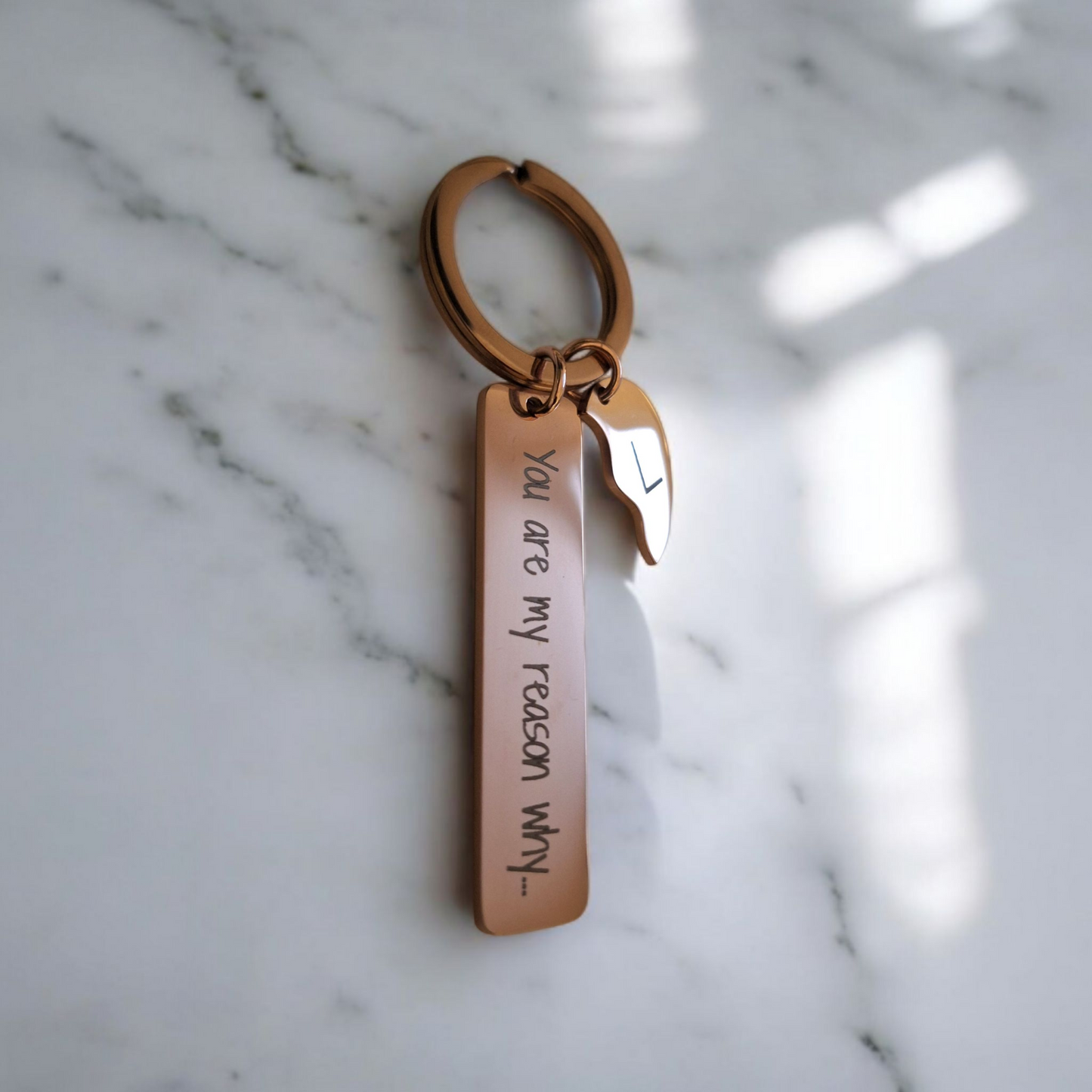 Duo de porte-clés personnalisables – Demi-cœur & mini-plaque gravée – Cadeau romantique