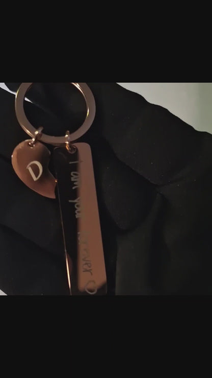 Duo de porte-clés personnalisables – Demi-cœur & mini-plaque gravée – Cadeau romantique